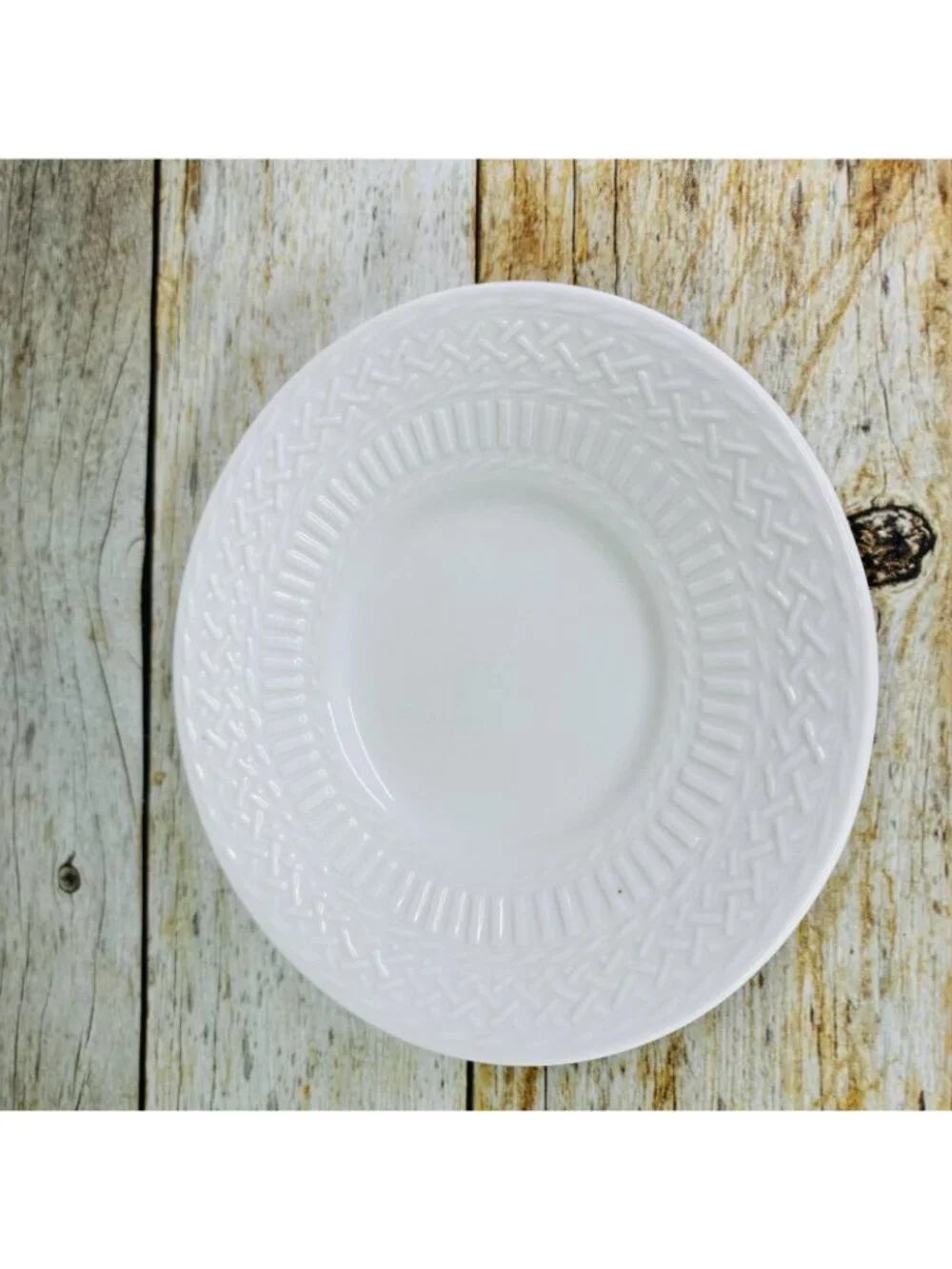 Livingquarters LIQ10 White Embossed Basketweave Lines Round 6.25